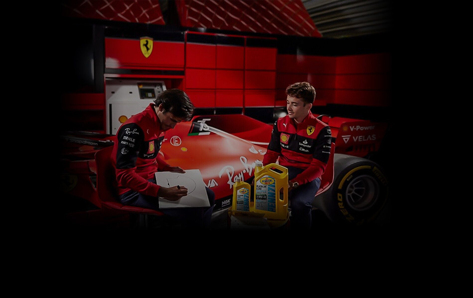 法拉利车队车手查尔斯·勒克莱尔和卡洛斯·塞恩斯完成 Pennzoil 的“信任或挑战”挑战